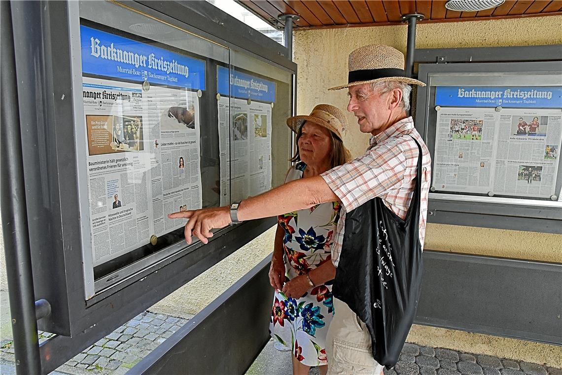 Kühle Oasen in der Sommerhitze Das Ellwanger Ehepaar Dreßler macht nach dem Enkelhüten in Vaihingen an der Enz Station in Backnang und genießt den Schatten am Schaukasten unserer Zeitung.