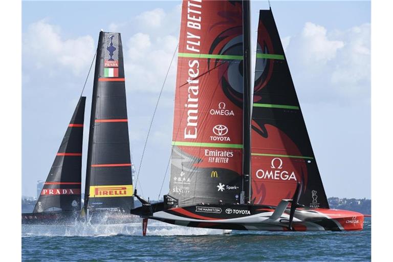 Das Emirates Team New Zealand (r) holt sich vor dem italienischen Team Luna Rossa im zehnten Rennen den Sieg im America's Cup. Foto: Chris Cameron/Photosport/AP/dpa