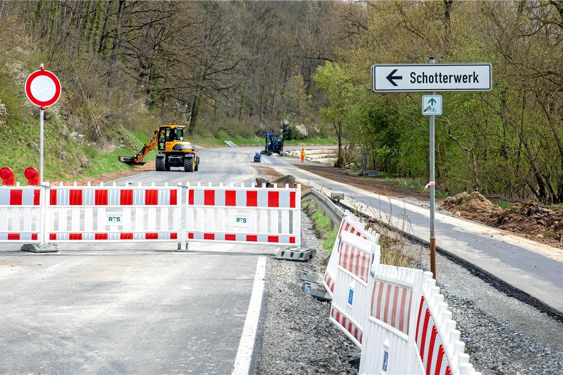 Das Ende der Bauarbeiten und der Straßensperrung ist absehbar: Die Straße sowie der Geh- und Radweg werden in rund zwei Wochen nun auch auf Kirchberger Gemarkung freigegeben werden können. Foto: A. Becher