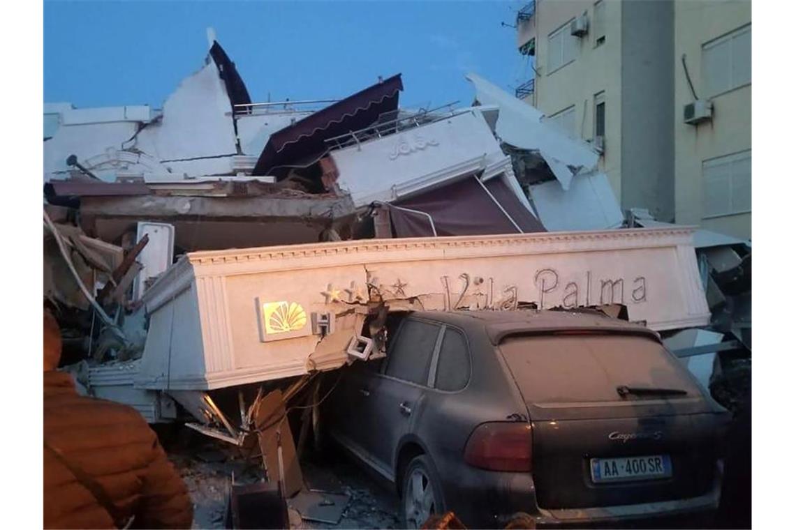 Das Ende eines Hotels: In der Stadt Durres haben Trümmer ein Auto teilweise begraben. Foto: Uncredited/AP/dpa