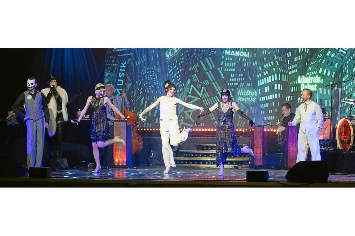 Das Ensemble besteht aus drei Tänzerinnen, zwei Tänzern, der fünfköpfigen Band „The Glanz“ und der Sängerin Evi Niessner (Zweite von links). Foto: Alexander Becher