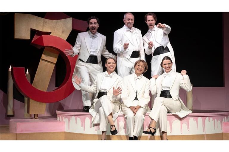 Das Ensemble der Produktion "Der 75. Geburtstag" in der Komödie im Marquardt