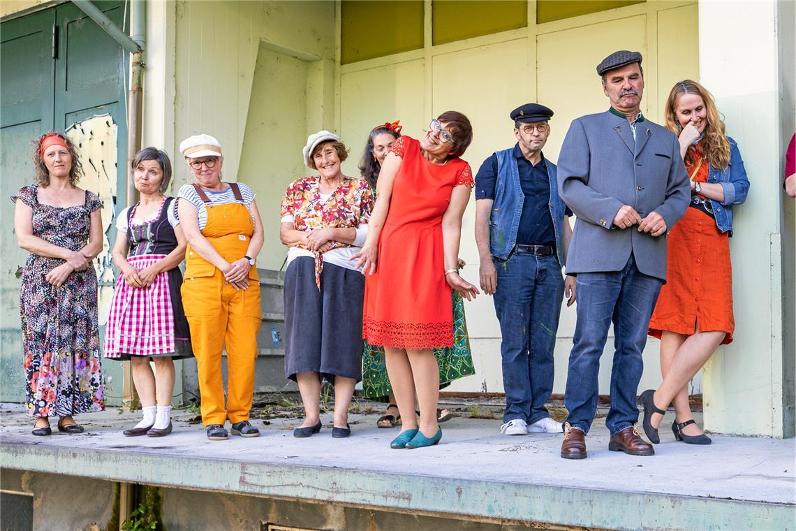 Theater Rietenau entführt in die 70er Das Ensemble des Theaters Rietenau begibt sich auch in Sachen Kostümierung auf eine Zeitreise in die 70er. Foto: Dietmar van der Linden