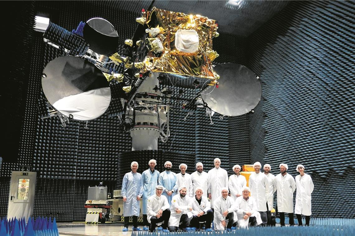 Das Entwicklerteam wartet mit Spannung auf den Start von EDRS-C: Die Nutzlast des Satelliten, zu erkennen an der goldenen Folie, wurde in Backnang entwickelt und gebaut. Foto: Tesat