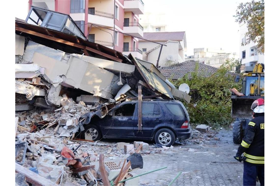 Erdbeben in Albanien: 46 Überlebende aus Trümmern gerettet Das Erdbeben richtete in Westalbanien schwere Schäden an. Foto: Hektor Pustina/AP/dpa