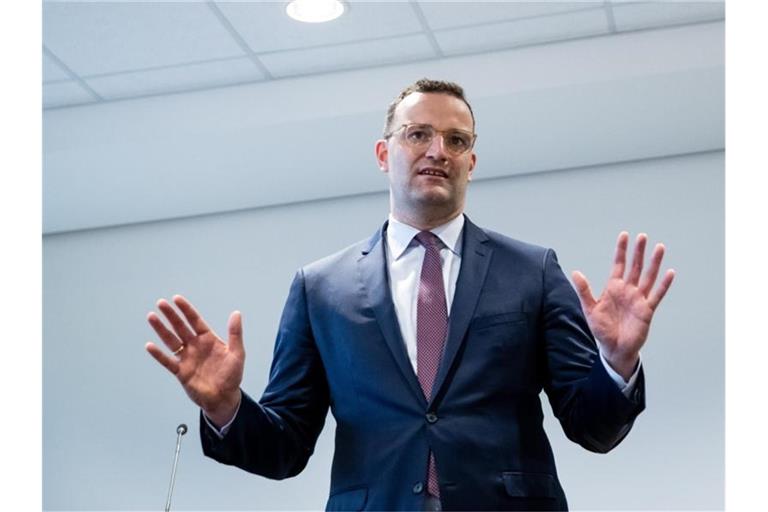„Das Ergebnis muss uns alle ein Stück wachrütteln, dass es gerade um viel geht“, sagt Spahn. Foto: Christian Charisius/dpa