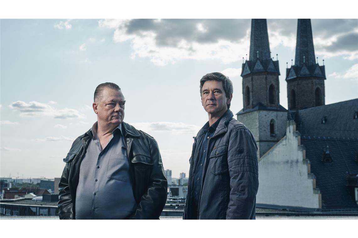 Das Ermittlerduo vor den Kirchtürmen von Halle