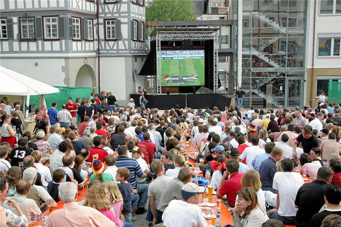 Das Eröffnungsspiel gegen Costa Rica am 9. Juni 2006 verfolgen zahlreiche Backna...