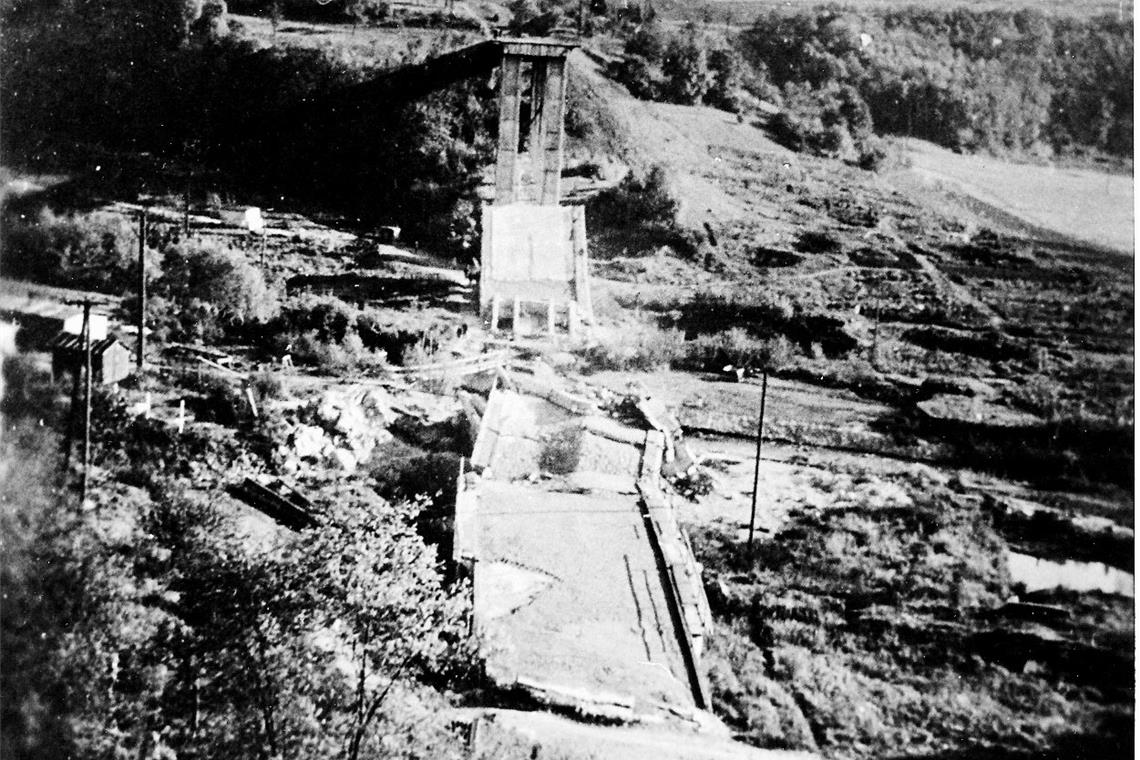 Das erst 1938 eingeweihte Murrtalviadukt wurde von der deutschen Wehrmacht vor ihrem Abzug aus der Stadt gesprengt.