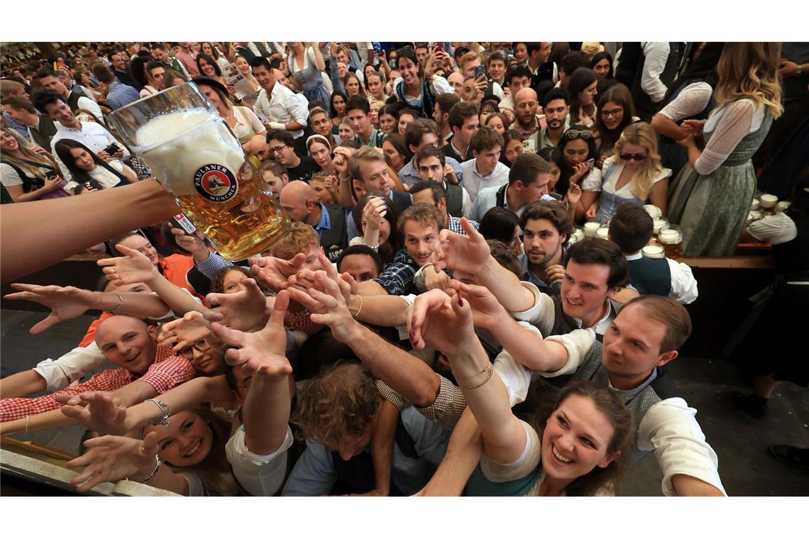 Das erste Bier gibt es am Anstichstag erst um 12 Uhr - entsprechend groß der Durst. (Archivbild von 2024)