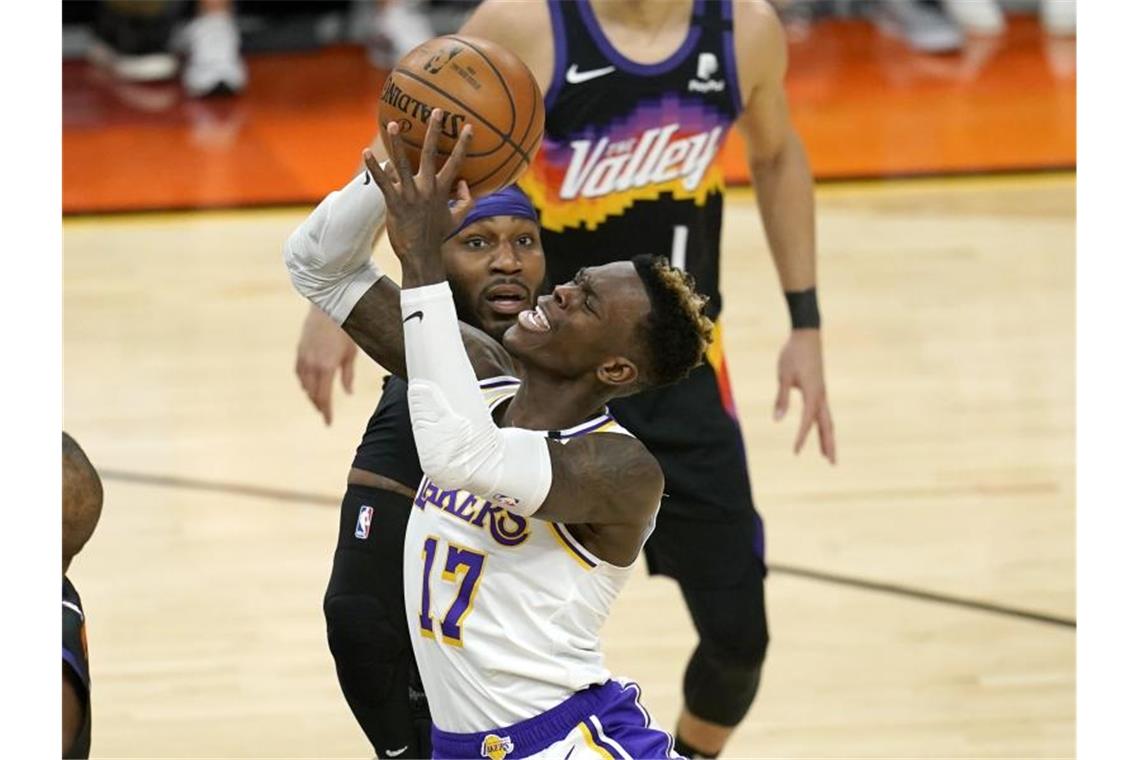 NBA-Playoffs: Schröders Lakers verlieren in Phoenix Das erste Playoff-Spiel der Lakers von Dennis Schröder (vorne) geht gegen die Phoenix Suns in die Hose. Foto: Ross D. Franklin/AP/dpa