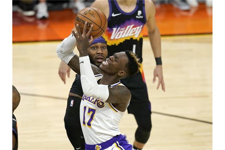 Das erste Playoff-Spiel der Lakers von Dennis Schröder (vorne) geht gegen die Phoenix Suns in die Hose. Foto: Ross D. Franklin/AP/dpa