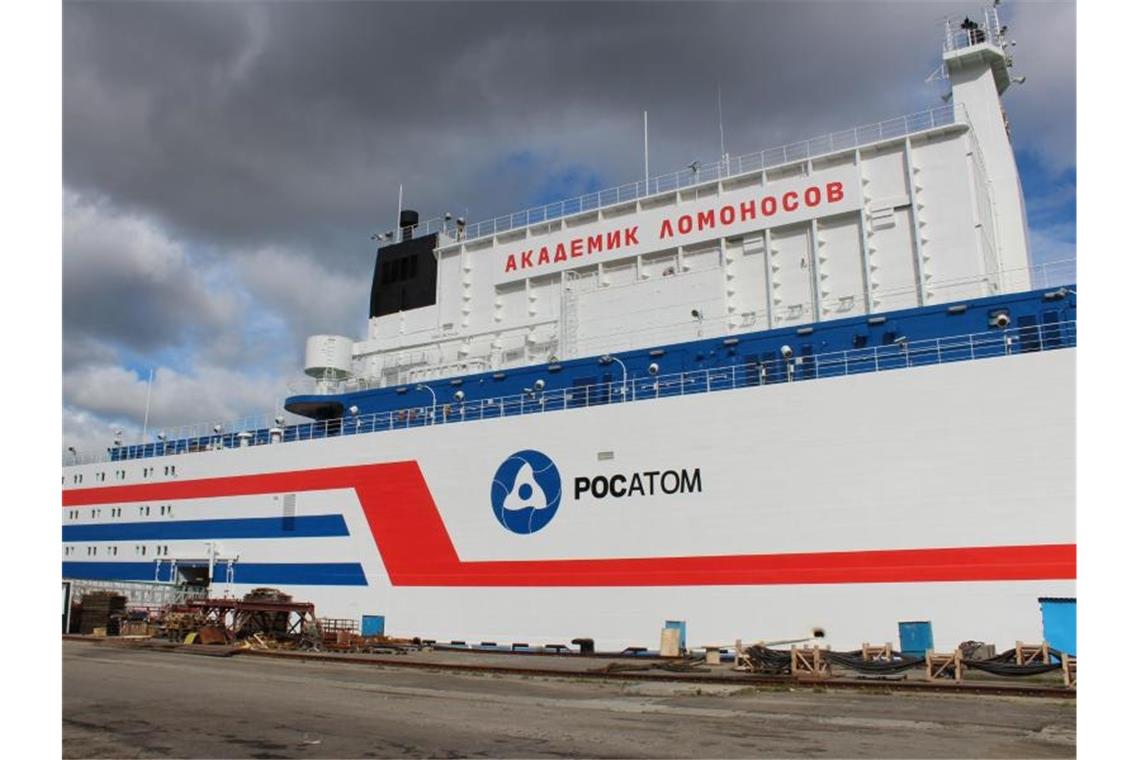 Das erste schwimmende Atomkraftwerk liegt im Hafen von Murmansk. Die „Akademik Lomonossow“ soll mit zwei Reaktoren an Bord von Schleppern rund 4700 Kilometer weit in den äußersten Nordosten Russlands gezogen werden. Foto: Claudia Thaler