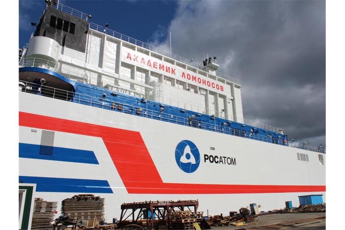 Das erste schwimmende Atomkraftwerk mit dem Namen Akademik Lomonossow liegt am in einem Hafen in der Stadt Murmansk. Foto: Claudia Thaler