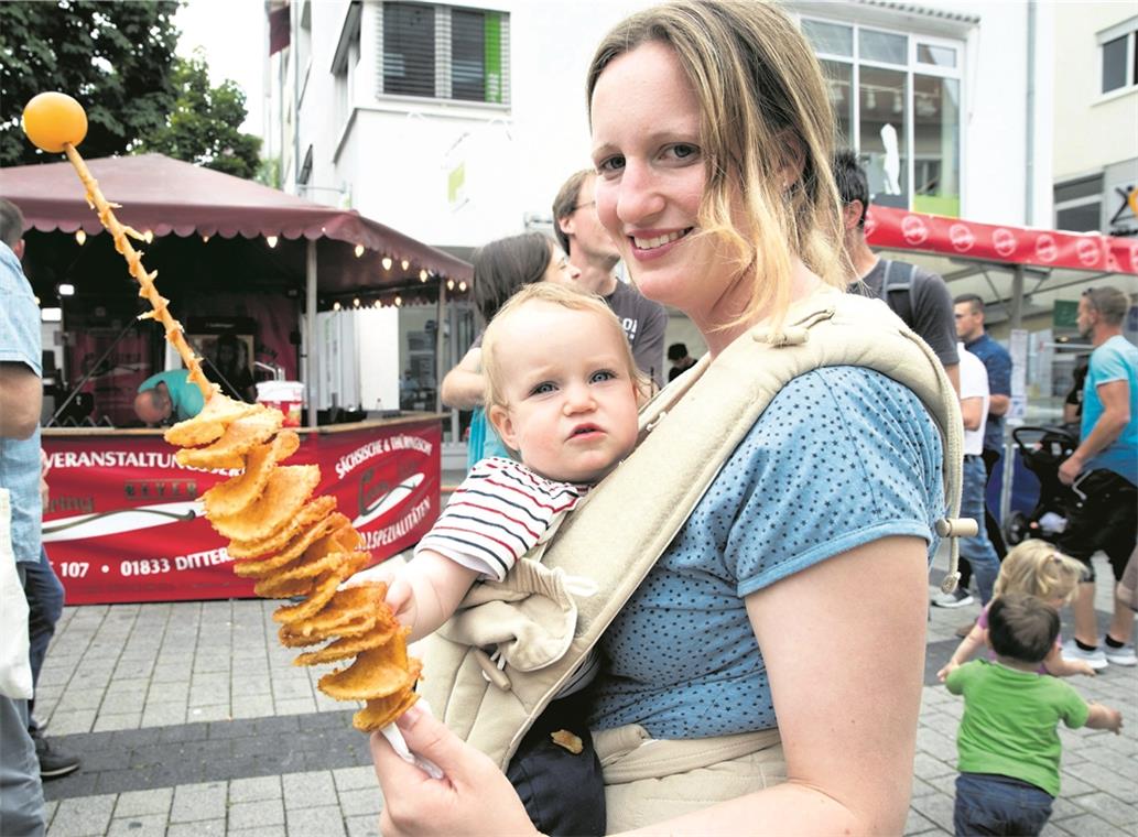 Tausende feiern die fünfte Backnanger Jahreszeit Das Essensangebot auf dem Straßenfest ist reichhaltig. Egal ob Groß oder Klein – hier findet jeder etwas, das ihm schmeckt.