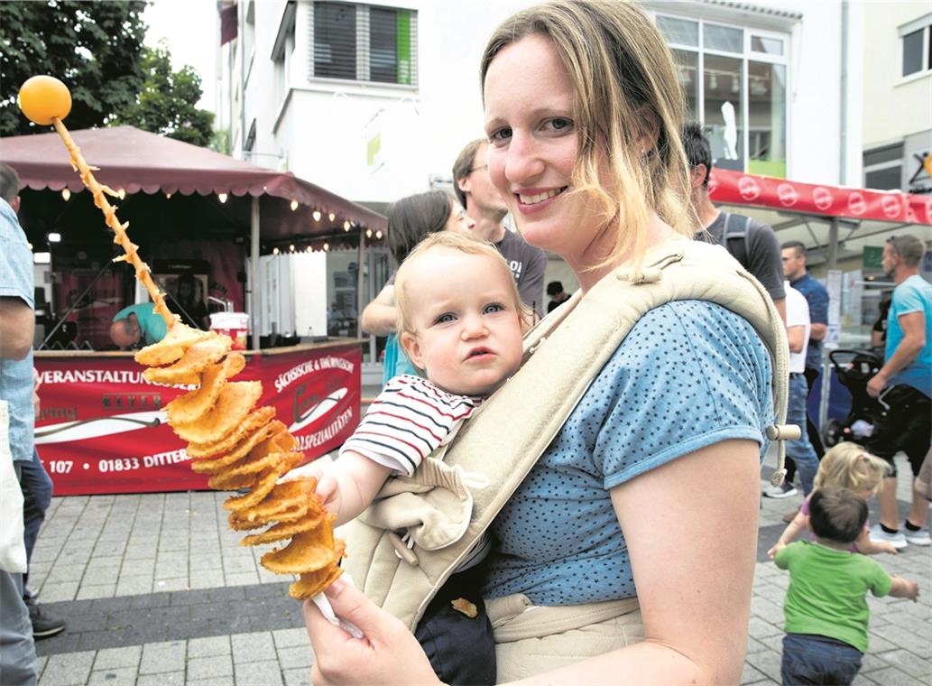 Das Essensangebot auf dem Straßenfest ist reichhaltig. Egal ob Groß oder Klein – hier findet jeder etwas, das ihm schmeckt.