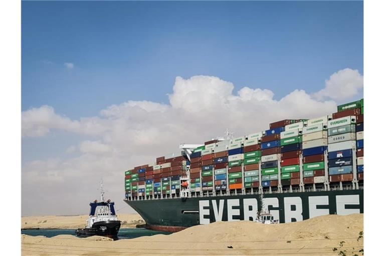 Das etwa 400 Meter lange Containerschiff ist wegen eines Sandsturms bei schlechter Sicht auf Grund gelaufen. Foto: Samuel Mohsen/dpa