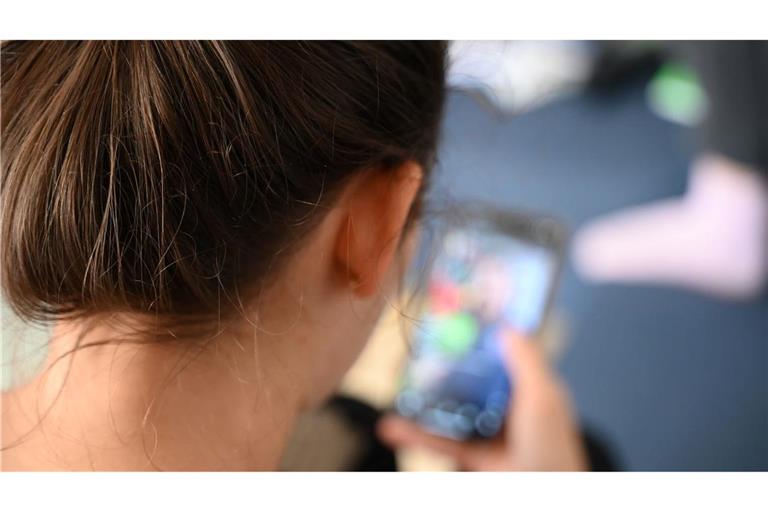 Das EU-Parlament stimmte mit deutlicher Mehrheit für die Forderung nach einem Mindestalter für soziale Medien. (Symbolbild)