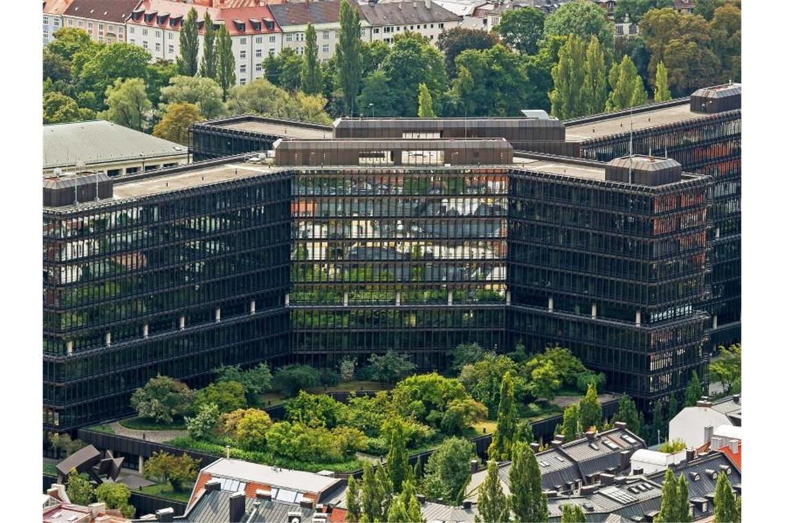 Deutschland verteidigt zweiten Platz bei Patenten Das Europäische Patentamt (Luftaufnahme). Foto: Peter Kneffel/dpa