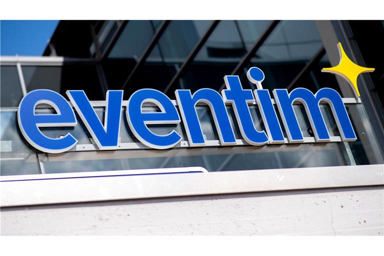 Das Eventim-Logo hängt an einem Ticketschalter an der Bremer ÖVB-Arena. (Archivbild)