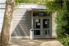 Das ewige Provisorium, der MBG-Pavillon, wird im Zuge eines Neubaus auf dem Campus Maubacher Höhe endlich ersetzt. Foto: Alexander Becher