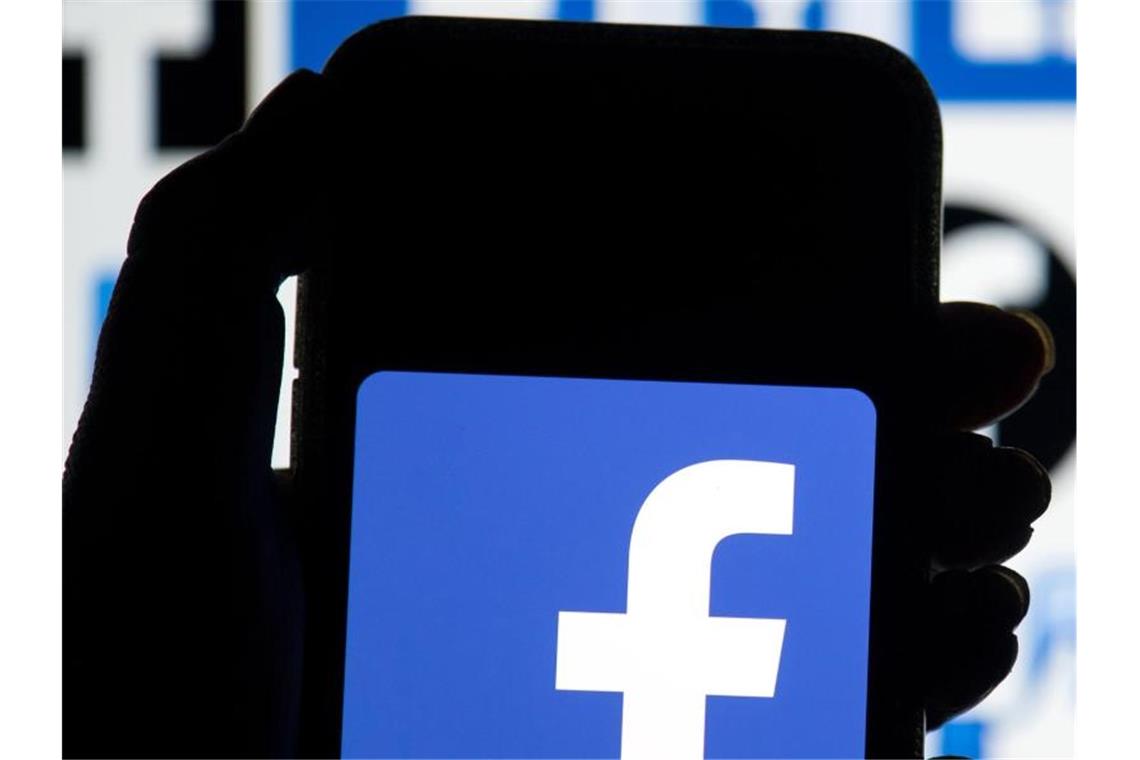 Das Facebook-Logo ist auf dem Display eines Mobiltelefons zu sehen. Foto: Dominic Lipinski/PA Wire/dpa