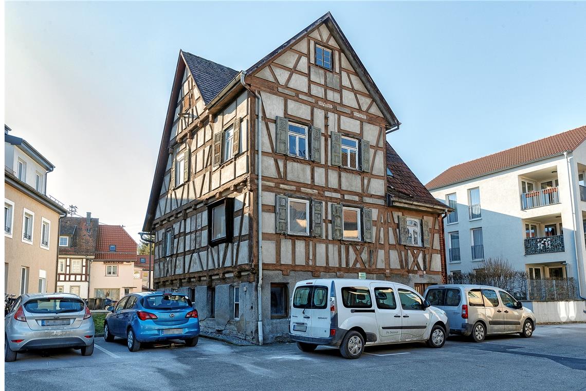Rettung einer ehemaligen Schmiede in Murrhardt Das Fachwerkhaus liegt im Seniorenwohnkomplex zwischen Alter Post und den zugehörigen Neubauten. Es steht unter Denkmalschutz und durfte nicht abgerissen werden.