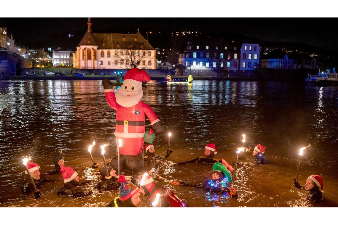 Nikolaus kommt mit dem Boot zu den Kindern Das Fackelschwimmen gibt es in dem Moselort seit gut 40 Jahren.