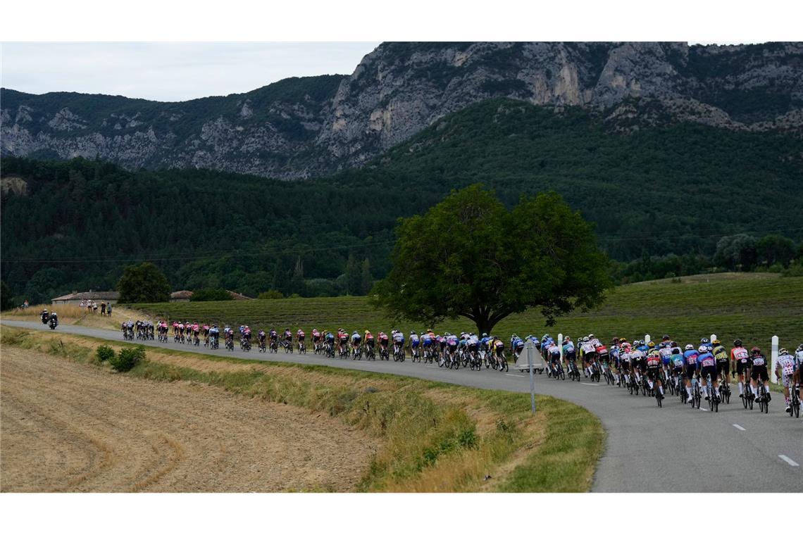 Sprinter Bauhaus entgeht Sturz-Chaos - Milan gewinnt Das Fahrerfeld auf der 17. Etappe der Tour de France auf dem Weg nach Valence.