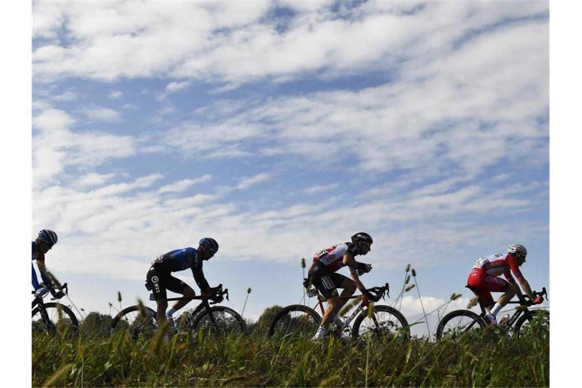 Das Fahrerfeld aufder 20. Giro-Etappe. Foto: Fabioferrari/LaPresse via ZUMA Press/dpa