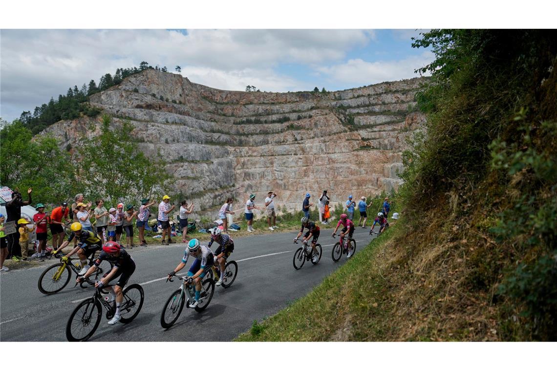 Das Fahrerfeld der Tour de France auf dem Weg nach Carcassonne.