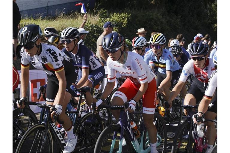 Das Fahrerfeld erklimmt den Smeysberg beim Straßenrennen der Frauen. Foto: Olivier Matthys/AP/dpa