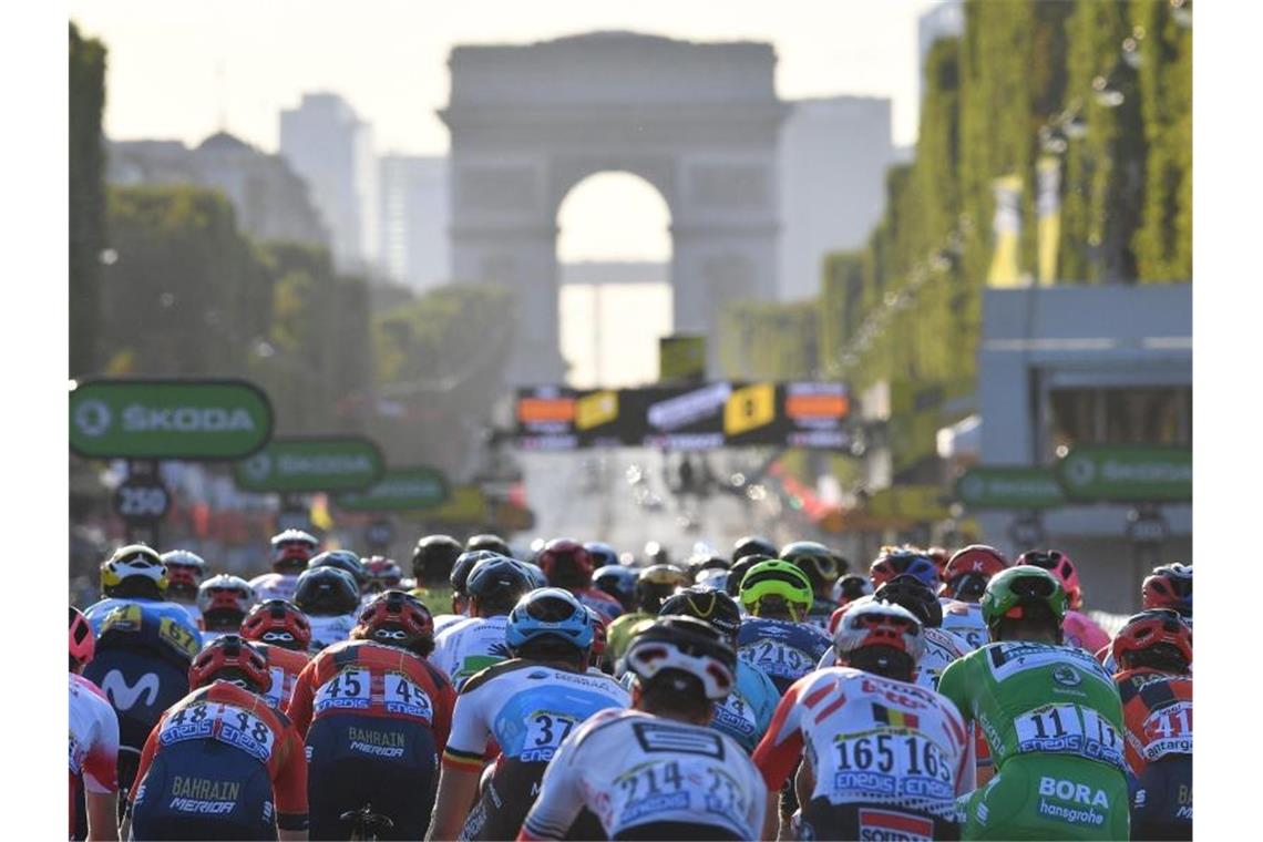 Bernal schreibt Tour-Geschichte - Buchmann hat „Appetit“ Das Fahrerfeld fährt in Richtung des berühmten Arc de Triomphe. Foto: David Stockman/BELGA