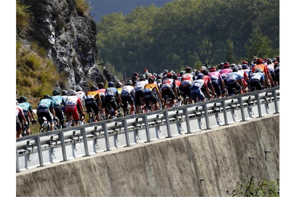 Das Fahrerfeld hat noch eine Etappe in den Alpen zu absolvieren. Foto: Christophe Ena/AP/dpa