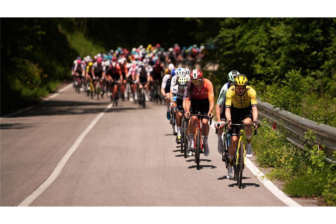 Giro: Plapp holt Etappensieg - Roglic verliert Rosa Trikot Das Fahrerfeld ist unterwegs.