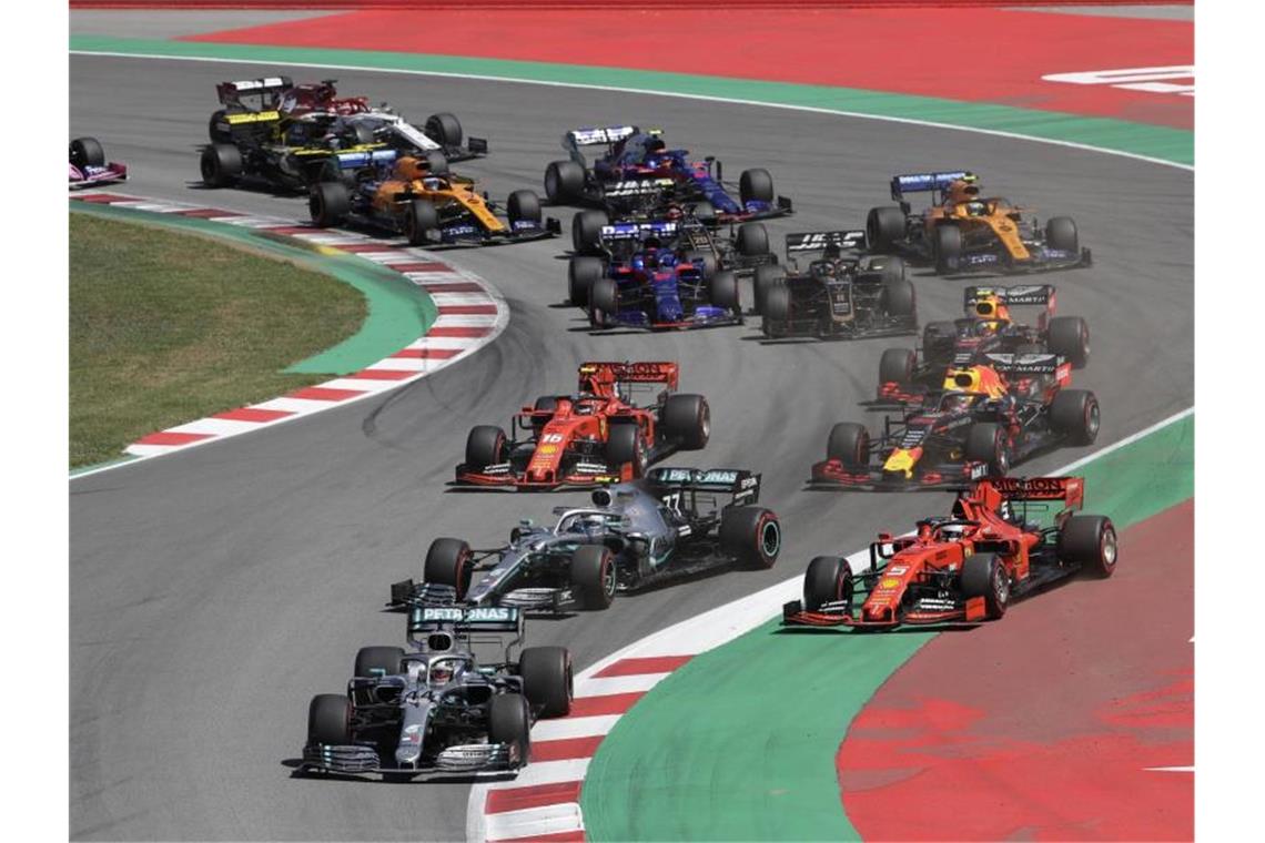 „Großer Schritt zurück“: Vettels Titelpläne fast gescheitert Das Fahrerfeld nach dem Start. Foto: Emilio Morenatti/AP