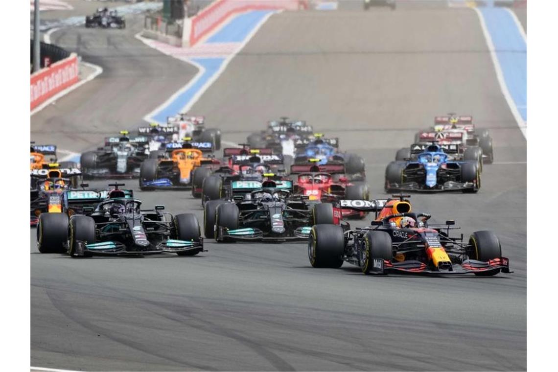 Hatz in Frankreich: Verstappen überrumpelt Hamilton Das Fahrerfeld nach dem Start. Foto: Francois Mori/AP/dpa