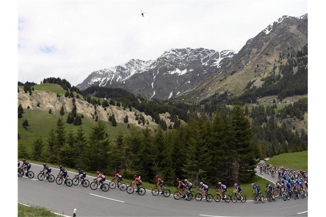 Das Fahrerfeld während der 20. Etappe des Giro d'Italia. Foto: Fabio Ferrari/LaPresse via ZUMA Press/dpa
