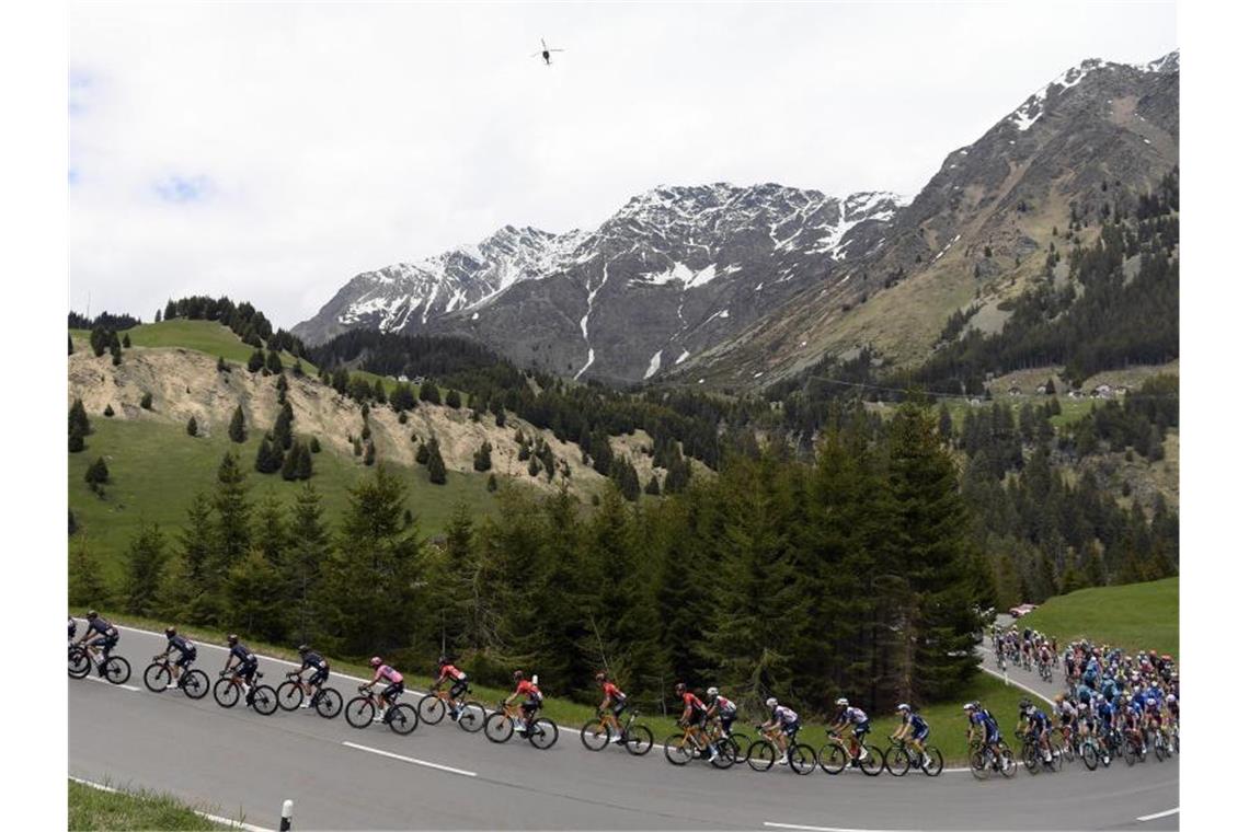 Caruso gewinnt 20. Etappe - Bernal vor Gesamtsieg Das Fahrerfeld während der 20. Etappe des Giro d'Italia. Foto: Fabio Ferrari/LaPresse via ZUMA Press/dpa