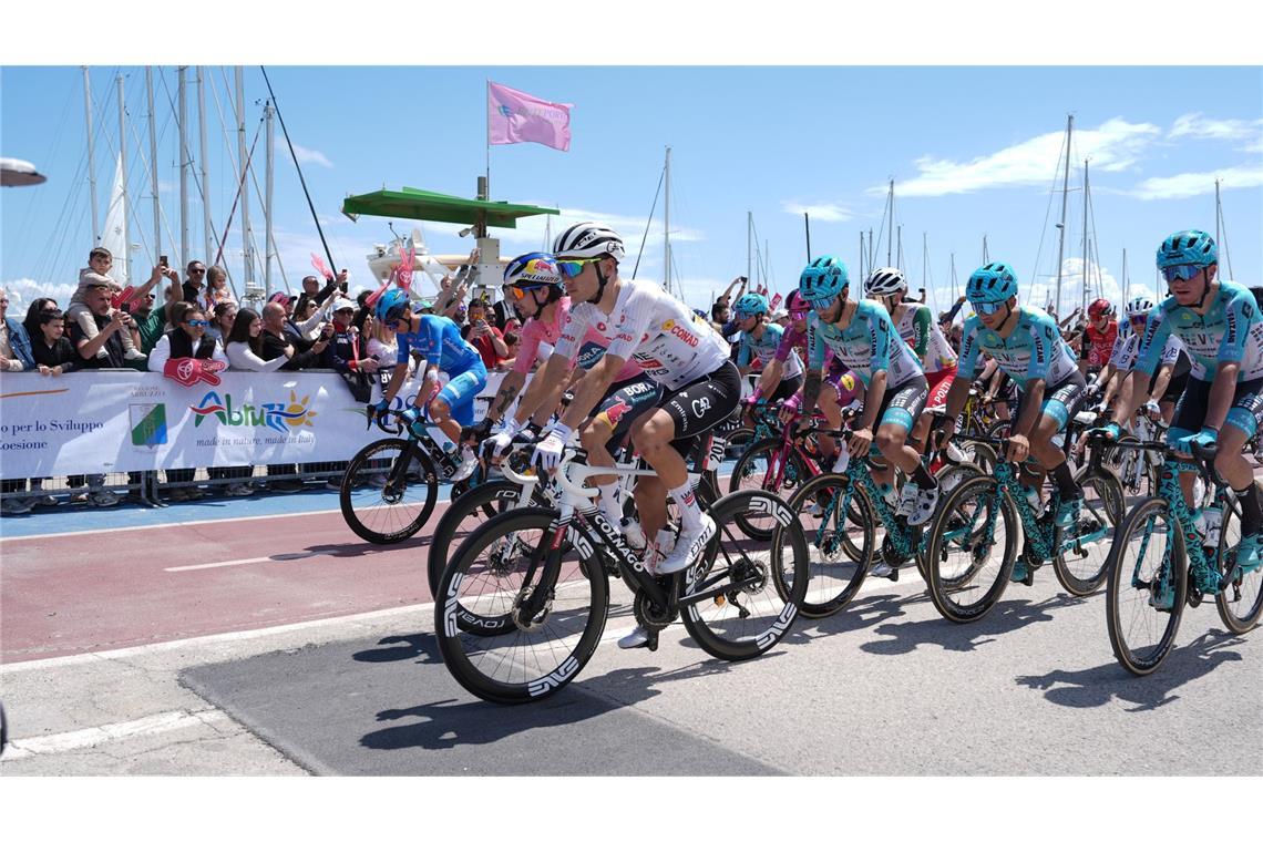 Giro: Plapp holt Etappensieg - Roglic verliert Rosa Trikot Das Fahrerfeld wartet auf den Start.