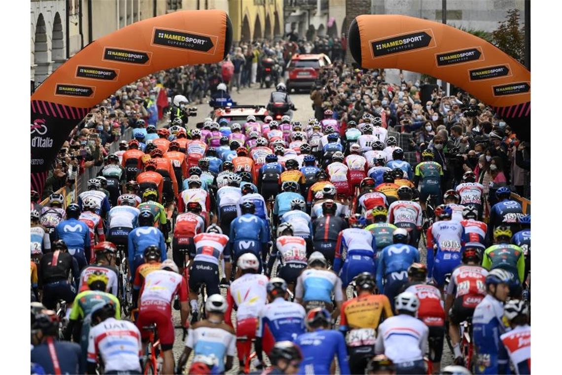 Das Fahrerfeld zum Start der 16. Etappe in Udine. Foto: Marco Alpozzi/LaPresse via ZUMA Press/dpa