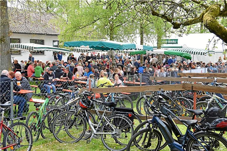 Das Fahrrad war gestern ein viel benutztes Verkehrsmittel, wie hier in Aspach-Rietenau. Viele Besucher kamen auch zu Fuß, mit oder ohne Bollerwagen, oder mit dem Auto. Fotos: T. Sellmaier