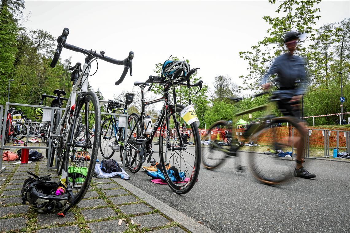 Das Fahrradfahren ist die zweite Disziplin, nach dem Schwimmen und vor dem Laufe...