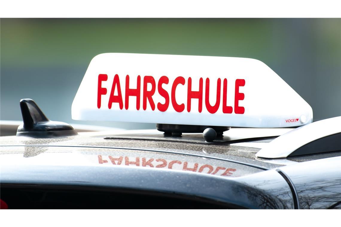 Das Fahrschulauto krachte gegen einen Baum und überschlug sich. (Symbolbild)