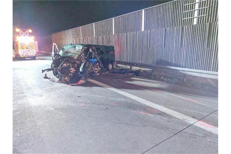 Das Fahrzeug auf der Autobahn A5 ist nach einem Zusammenstoß völlig zerstört. Foto: Er24/Einsatz-Report24/dpa