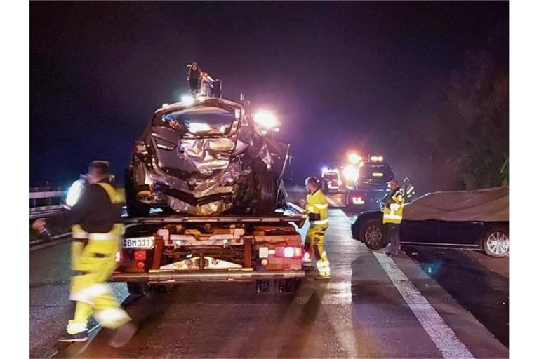 Das Fahrzeug aus der Kolonne vom MP Kretschmann steht am Straßenrand (r). Foto: Franziska Hessenauer/Einsatz-Report24/dpa