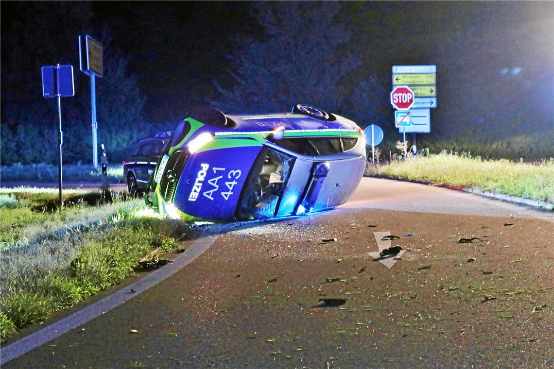 Zwei Polizisten bei Unfall auf B14 verletzt Das Fahrzeug blieb nach dem Unfall auf der Seite liegen. Foto: 7aktuell.de | Kevin Lermer