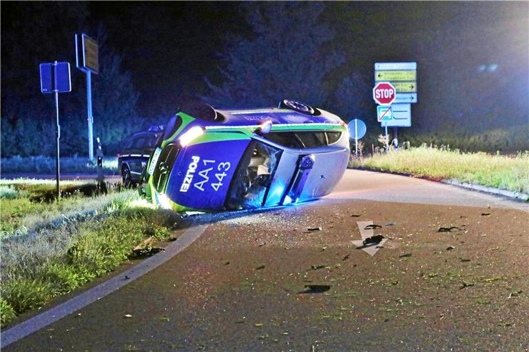Das Fahrzeug blieb nach dem Unfall auf der Seite liegen. Foto: 7aktuell.de | Kevin Lermer