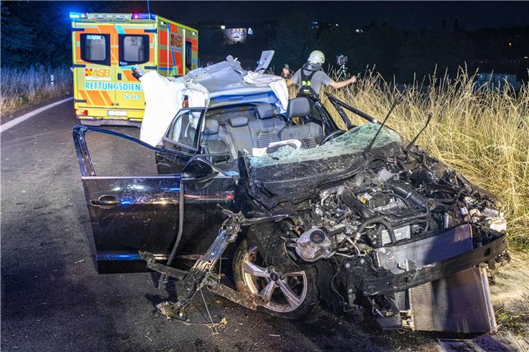 Das Fahrzeug der Fahrerin überschlug sich wohl mehrmals. Foto: Simon Adomat/7aktuell.de