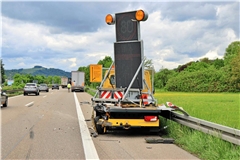 Das Fahrzeug des Straßenunterhaltungsdienstes wird gegen die Leitplanken gedrückt. Foto: 7aktuell.de/Kevin Lermer